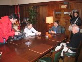 El alcalde, el concejal de deportes y el arquero Alejandro González Manuel