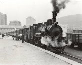 La PV31 apunto de iniciar viaje en la estación de Ponferrada. Fot. Colecc. Marshall. Archivo fotográfico del Museo del Ferrocarril - Ayuntamiento de Ponferrada
