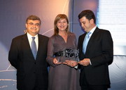 D. Juan Casado Canales, Director General de Universidades e Investigación, hace entrega del premio a D. Carlos López Riesco y Dª Teresa García Magaz, Alcalde y Concejal de Nuevas Tecnologías del Ayuntamiento de Ponferrada