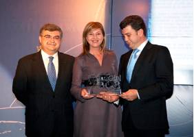 D. Juan Casado Canales, Director General de Universidades e Investigación, hace entrega del premio a D. Carlos López Riesco y Dª Teresa García Magaz, Alcalde y Concejal de Nuevas Tecnologías del Ayuntamiento de Ponferrada