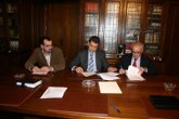 Firma del convenio (Carlos López Riesco y Miguel Ángel Raimúndez, director de Sistemas Logísticos de Indra, y Fernando López Rellán)