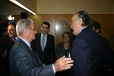El alcalde juntos con los alcaldes de los otros municipios premiados