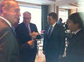 El alcalde conversa con Pat McQuaid