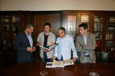 El alcalde con el coordinador técnico del Ciclismo Adaptado de la UCI, Christophe Cheseaux (izq), y Pepe Grinan, vicepresidente de la RFEC (dcha)